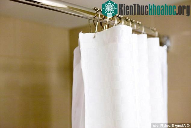 Rèm che bồn tắm chứa nhiều chất độc hại. (Ảnh: Alamy Stock Photo).