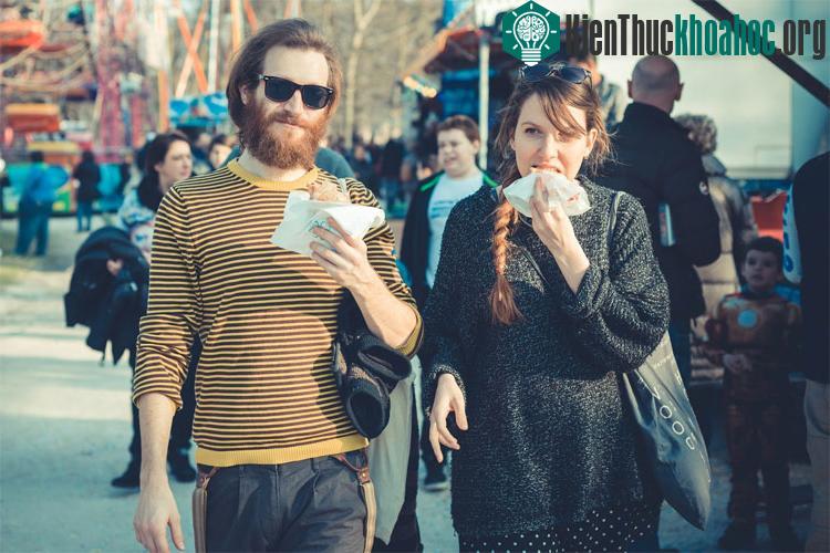 Việc ăn trên đường đi có thể làm cho người ăn kiêng sau đó ăn quá mức bình thường.