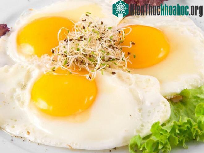 Trứng trộn salad cũng là món bạn nên làm để thay đổi khẩu vị.