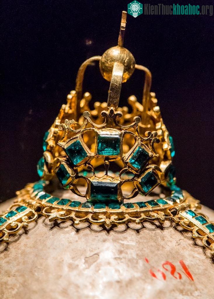 Viên ngọc trên vương miện Nữ hoàng Elizabeth I.