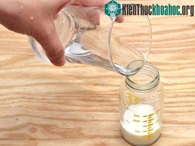 Nếu sữa có mùi lạ và hôi, dùng vị giác lại phát hiện thấy vị lạ thì tuyệt đối không cho trẻ uống.