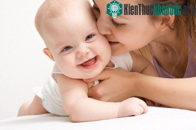 Sau tiêm vắc xin phụ huynh cần ở lại điểm tiêm và theo dõi trong vòng 30 phút sau tiêm.