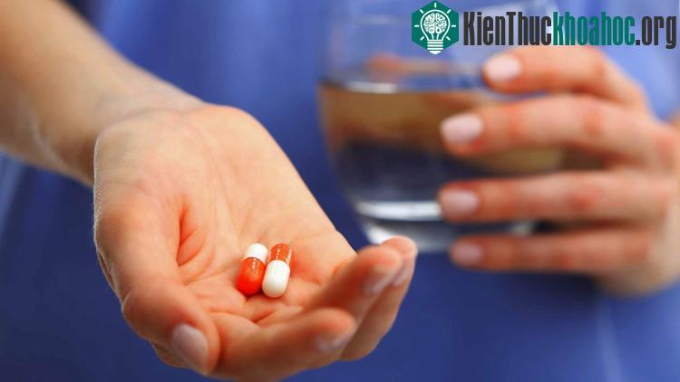 Không tự ý giảm liều hoặc ngưng sử dụng kháng sinh mà không tham khảo ý kiến của bác sĩ.