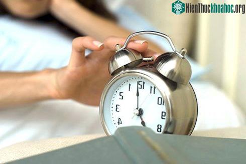 Hãy loại bỏ đồng hồ báo thức vì chúng chỉ khiến cho bạn khó ngủ hơn mà thôi.