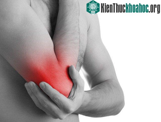 Nhiệt độ thấp làm các mô co lại và kéo các đầu mút thần kinh, khiến cho các khớp bị đau.
