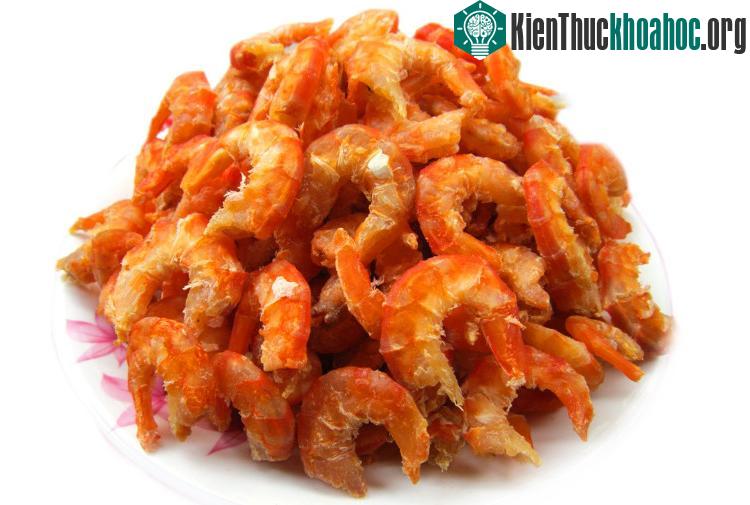 Tôm khô ngon thường là tôm đất phơi khô nên có màu hồng đỏ tự nhiên như màu men gạch, thịt săn chắc.
