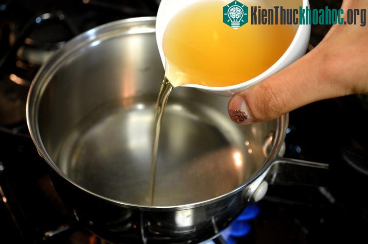 Đun dung dịch giấm và nước