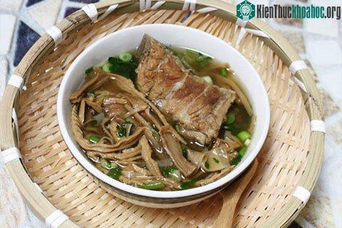 Chỉ nên ngâm măng từng ít một, vừa đủ dùng để đảm bảo an toàn.