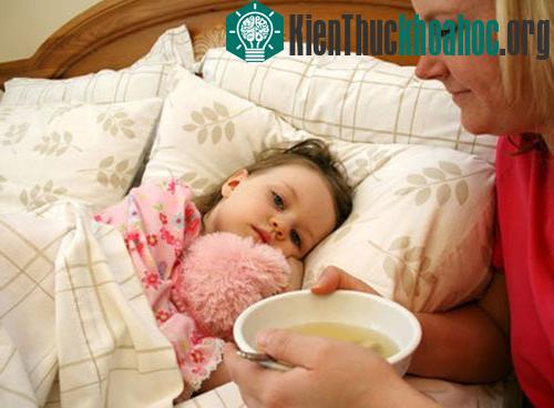 Cho trẻ uống nhiều nước, hoa quả, ăn thức ăn dễ tiêu hóa. (Ảnh minh họa)
