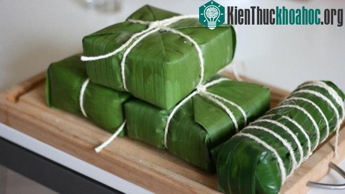 Đem bánh ra ngâm nước lạnh rồi ép nước và ép thật khô lại thêm một lần nữa.