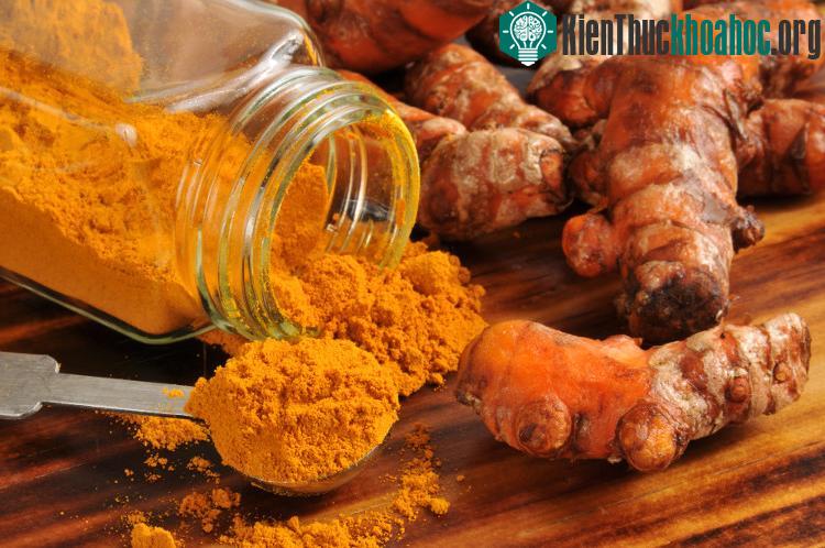 Nhờ đặc tính chống viêm sưng và khử trùng cực mạnh nên nghệ vừa có thể điều trị viêm amidan vừa giảm được các triệu chứng ngứa ở cổ họng