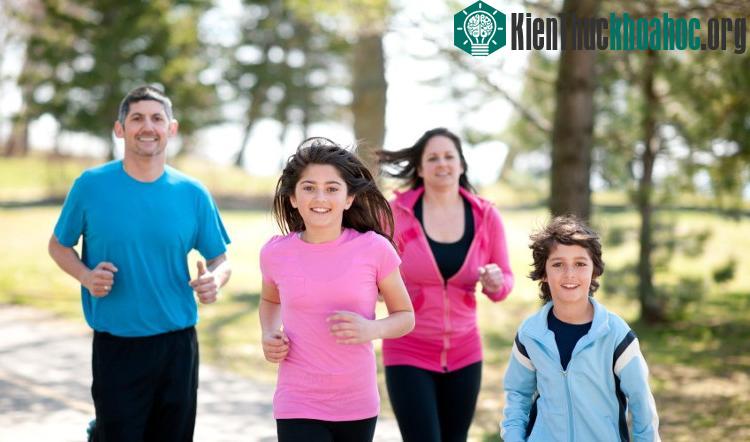 Trẻ em nên vận động 60 phút và người trưởng thành cũng nên vận động ít nhất là 30 phút mỗi ngày.