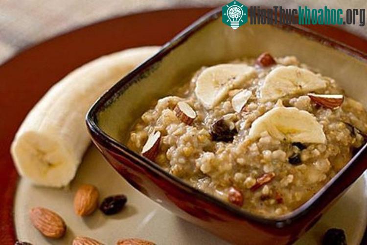 Để món cháo bột yến mạch trở nên dinh dưỡng hơn, các chuyên gia dinh dưỡng khuyên bạn nên dùng thêm một số thực phẩm chứa chất béo lành mạnh như bơ hạnh nhân, hạt Chia