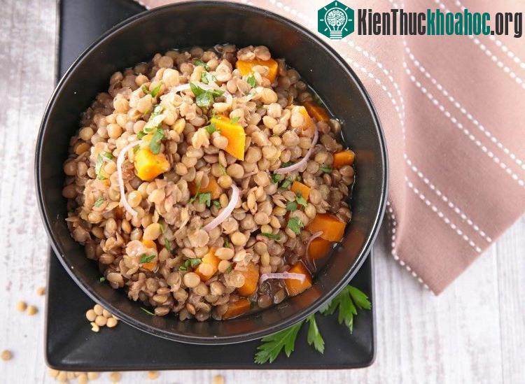 Ăn ngũ cốc nguyên cám, carbohydrate toàn phần giúp bạn no lâu hơn.