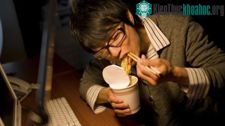 Những loại carb xấu như mì gói sẽ không khiến bạn thực sự no.