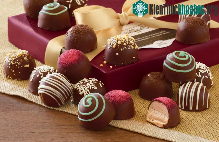 Ăn chocolate không ảnh hưởng gì đến việc mọc mụn cả.
