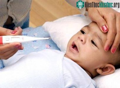Trẻ sốt virus có thể nổi hạch sưng to và đau.