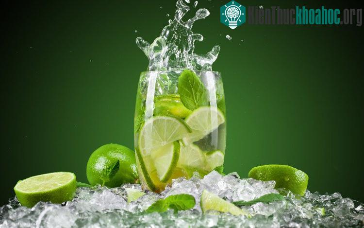 Nước chanh có thể cân bằng tính axit nhờ những thành phần kháng viêm bên trong.