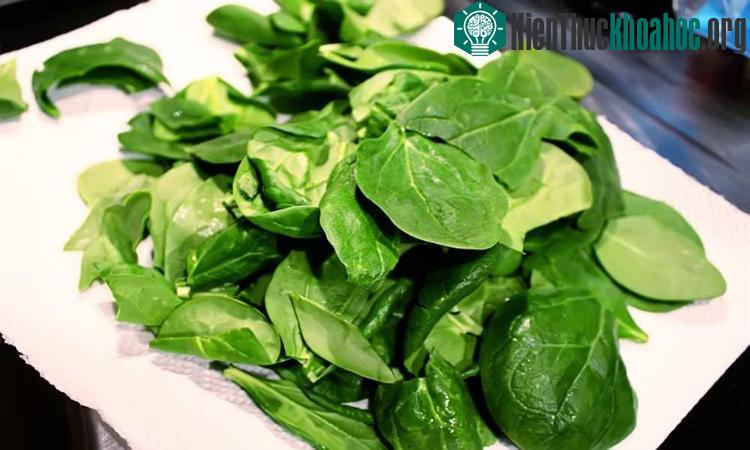 Rau củ màu xanh chứa nhiều vitamin và khoáng chất cần thiết cho cơ thể.