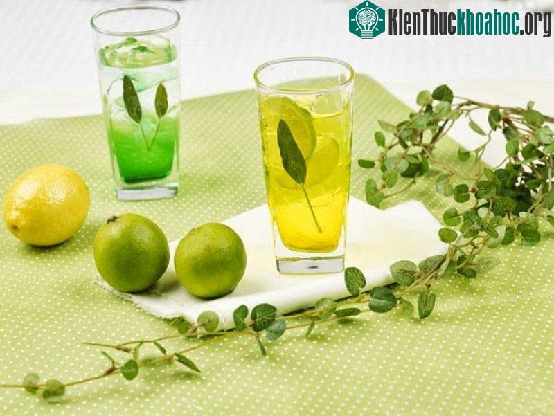 Nên dùng nước ấm để pha chanh