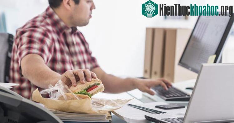 Vừa ăn vừa xem ti vi hay ăn ngay tại bàn làm việc có thể khiến bạn tăng cân nhanh chóng.