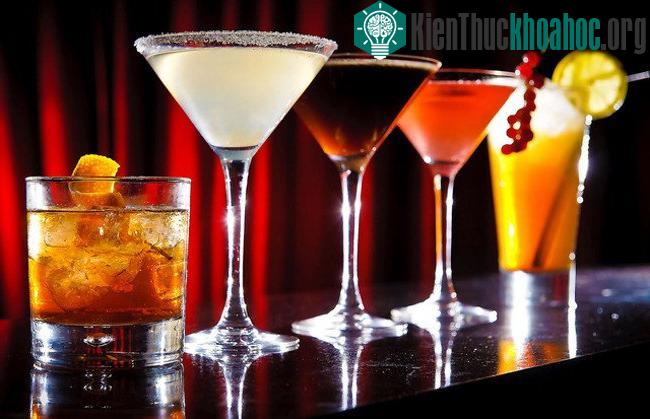 Tiêu thụ quá nhiều chất cồn, đặc biệt có nhiều trong rượu, dễ dẫn đến tình trạng lắng đọng axit uric ở ống thận.