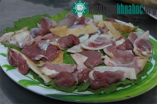 Thịt dê tươi ngon có màu đỏ, sáng bóng, thớ thịt đều và chắc, sờ thấy mềm mịn, có tính đàn hồi và không dính tay, không có mùi lạ. (Ảnh: Internet)