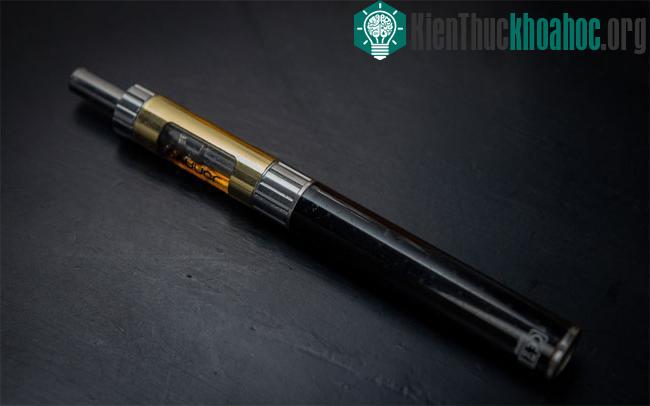 Quá trình vô chai tinh dầu tại một nhà máy ở Trung Quốc​.