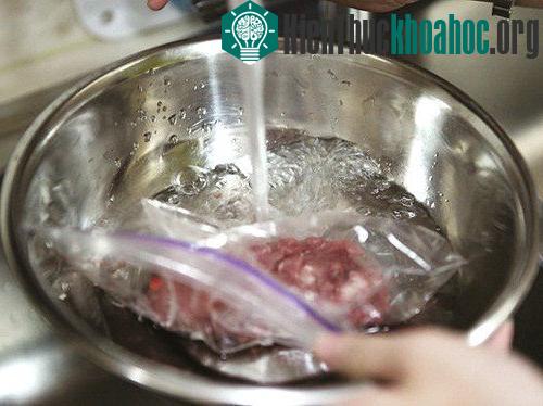 Nếu không có lò vi sóng hãy dùng nước lạnh pha thêm muối để rã đông cho nhanh.