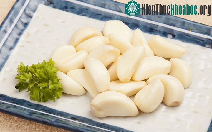 Nên ăn một số thức ăn có tính ấm như tỏi, hành... chứa nhiều chất kháng sinh có tác dụng phòng chống viêm xoang.