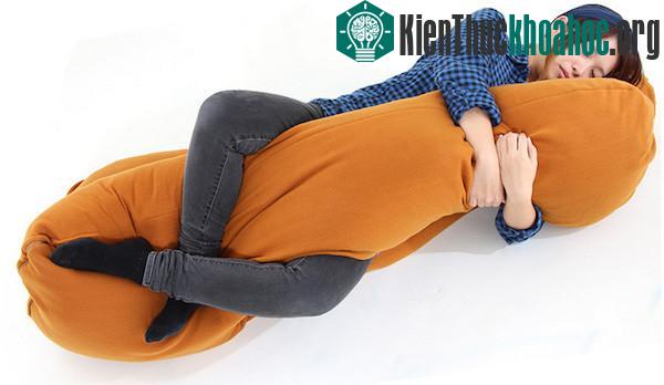 Muốn hết ngáy, bạn hãy ôm gối khi ngủ