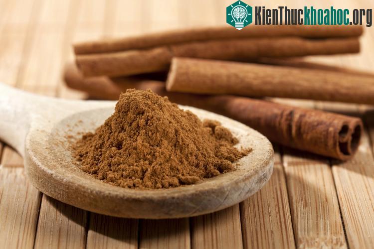 Quế cũng có thể điều trị viêm amidan nhờ ngăn chặn được sự phát triển của vi khuẩn và các vi sinh vật ở vùng amiđan, giảm phù nề, viêm sưng ở vùng này.
