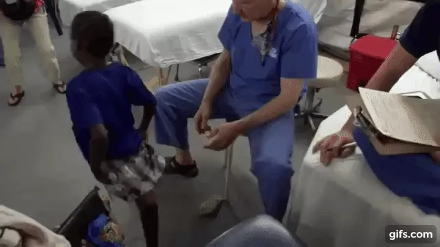 Bệnh nhân bị dị tật do lõm gối.