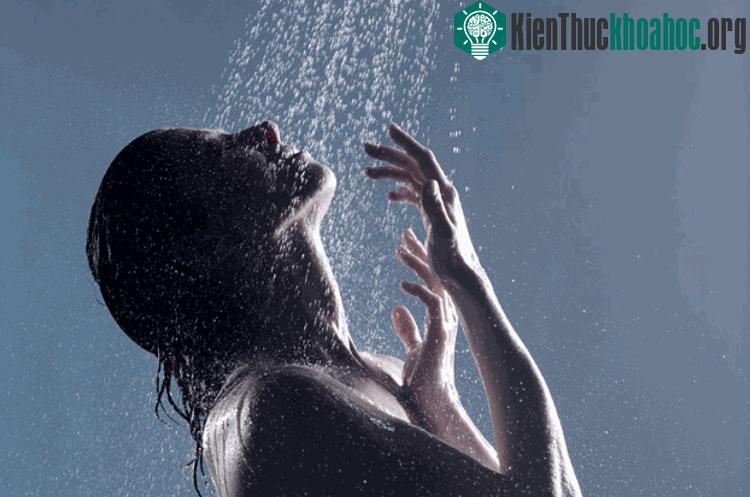 Tắm sáng hay tối phụ thuộc vào nhiều yếu tố.