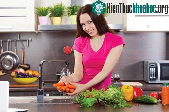 Cần chú ý trong khâu lựa chọn và chế biến thực phẩm để tránh xảy ra hiện tượng ngộ độc thực phẩm.