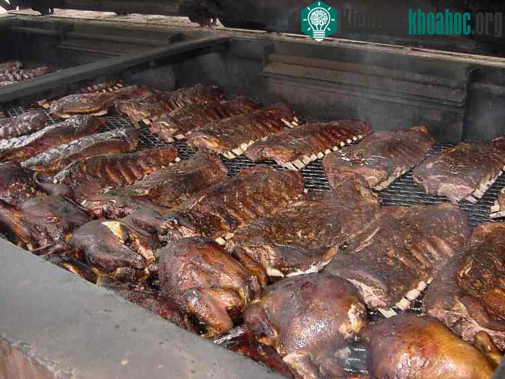 Thịt xông khói thường khó bị mốc hơn thịt thông thường.
