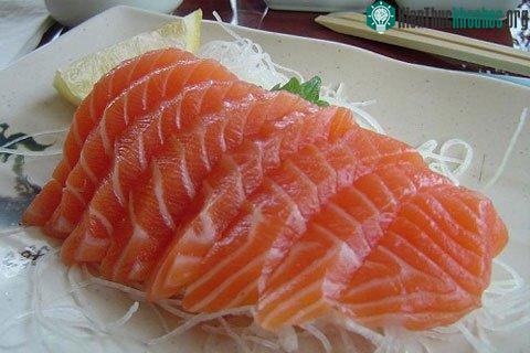 Thịt, cá tươi sống khi mua về cần được bảo quản ở ngăn đá để có thể giữ được lâu ngày.