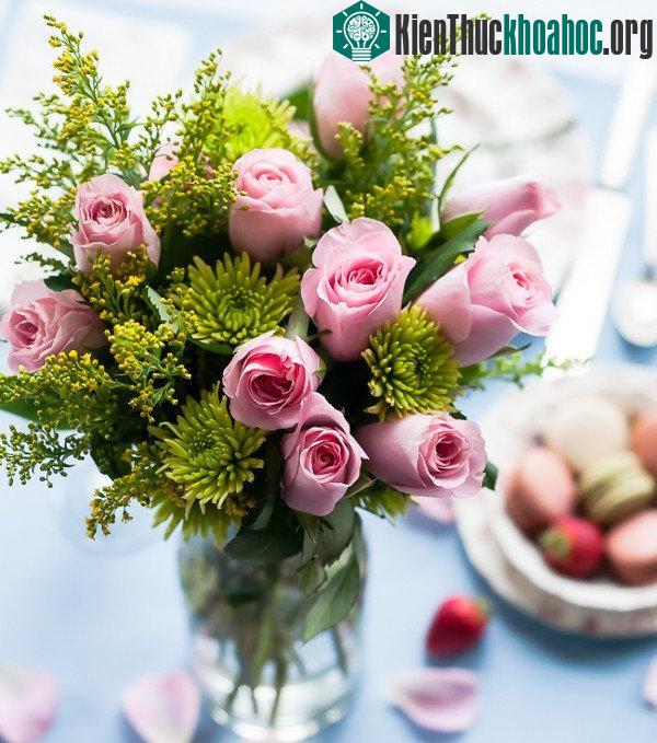 Để giữ hoa chơi Tết được lâu, bạn có thể cho một ít rượu hoặc bia vào bình cắm hoa.