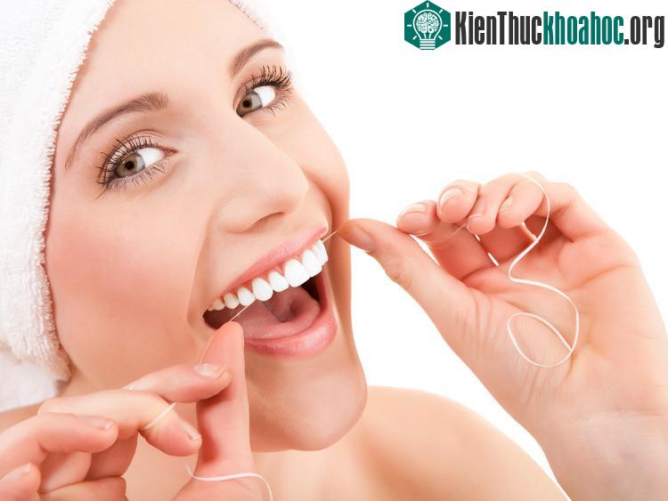Bạn nên dùng chỉ nha khoa mỗi ngày một lần.