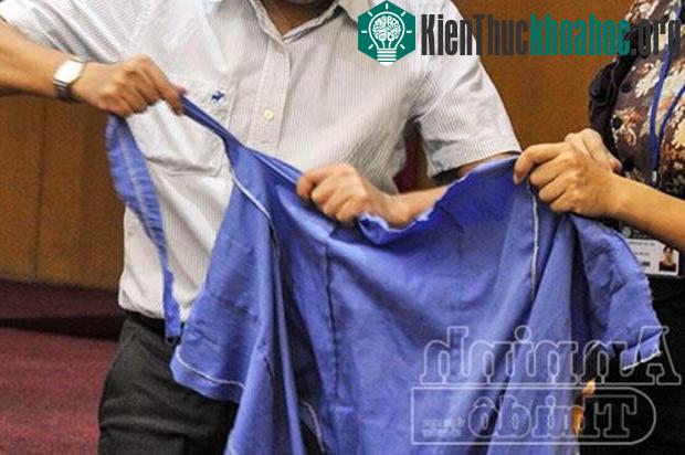 Chiếc áo của nạn nhân hoặc của người khác khi xé ra vừa có thể tạo thành dây cuốn để làm garo