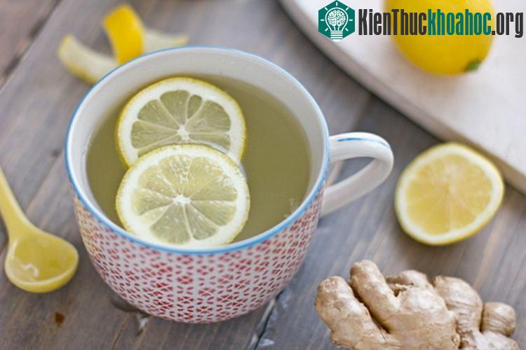 Đối với những người khó tiêu hóa, thêm một lát gừng trong nước chanh, uống khi dùng bữa sẽ giúp thúc đẩy bài tiết dịch tiêu hóa.