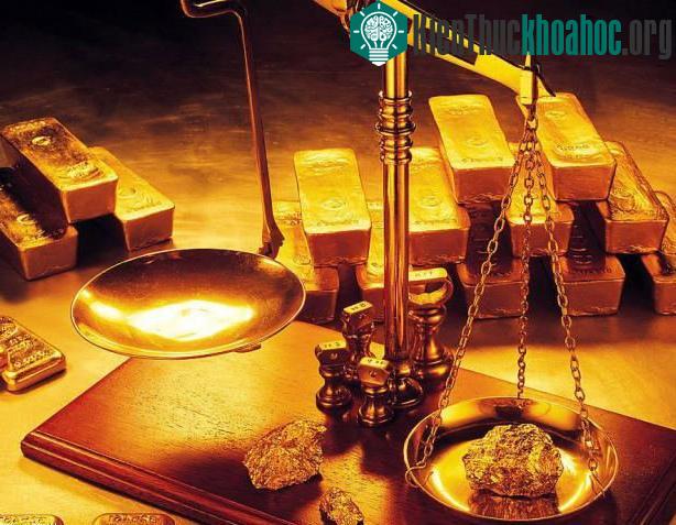 Cách phân biệt vàng thật, vàng giả đơn giản nhất đó là dựa vào trọng lượng.