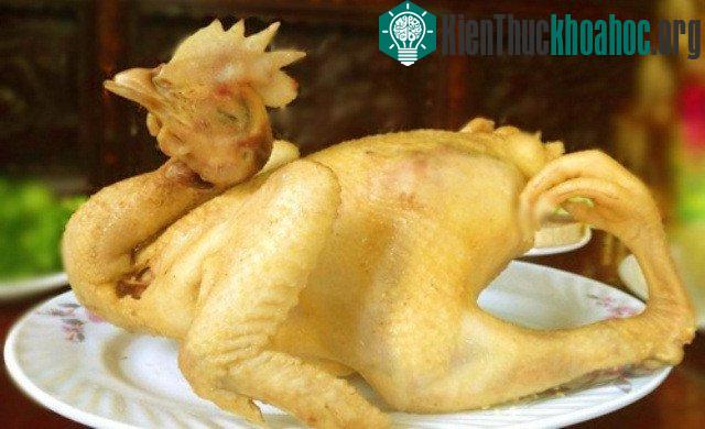 Cho hành tím đã nướng sơ vào nồi luộc gà, hành sẽ làm thơm nước luộc.