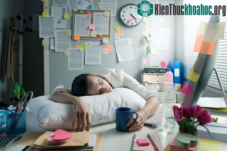 Một bữa sáng nhẹ nhàng với thực phẩm giàu carb sẽ khiến bạn ngủ ngon hơn.