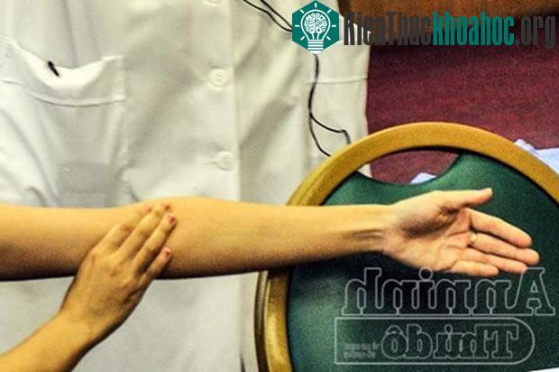 Người bị nạn nên dùng ngay tay để bịt miệng vết thương.