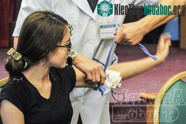 Người bị nạn có thể tự sơ cứu vết thương nếu bị xuất huyết chưa nhiều.