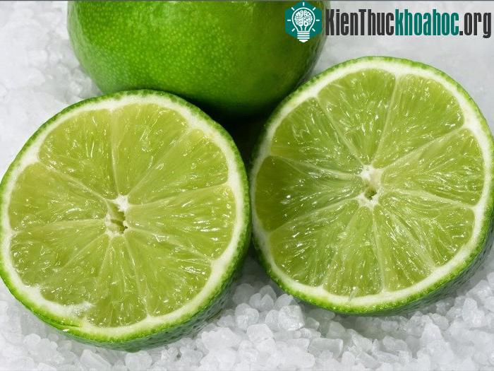 Muốn khử mùi hôi ở tủ lạnh, bạn có thể thái lát chanh mỏng, đặt ở các tầng tủ lạnh, mùi hôi sẽ bị hút hết.