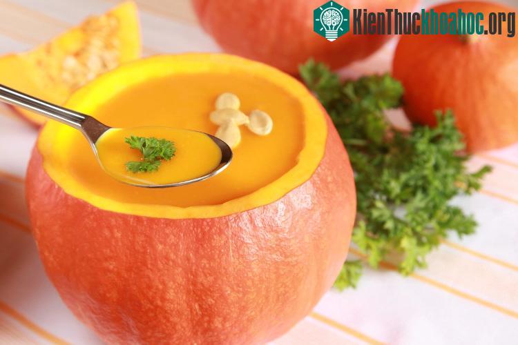 Đối với những người thiếu vitamin A, dưỡng chất cần thiết tăng cường thị lực thì nên ăn các món được chế biến từ bí đỏ.