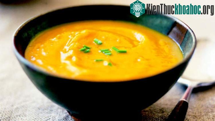 Vì vậy, khi nấu canh chỉ cần khoảng từ 1/3 – một nửa quả bí ngô nghiền nhỏ là đủ.