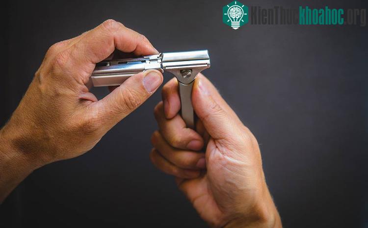 Sau mỗi lần cạo hãy rửa chúng với nước nóng và để ráo trong không khí khô.